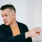 Odprawa mienia z Anglii: lista zwolnień Nauczyciel przy tablicy tłumaczy liczby w klasie języka niemieckiego