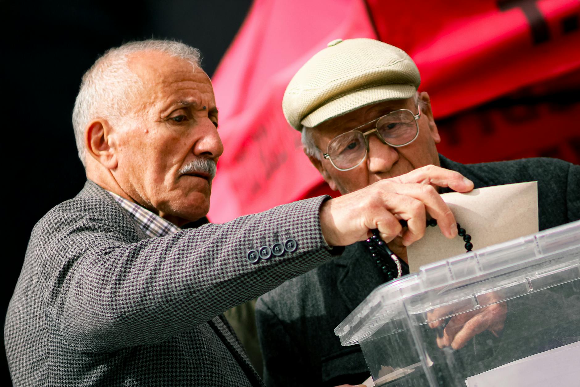 Starsze osoby oddające głos przy urnach wyborczych