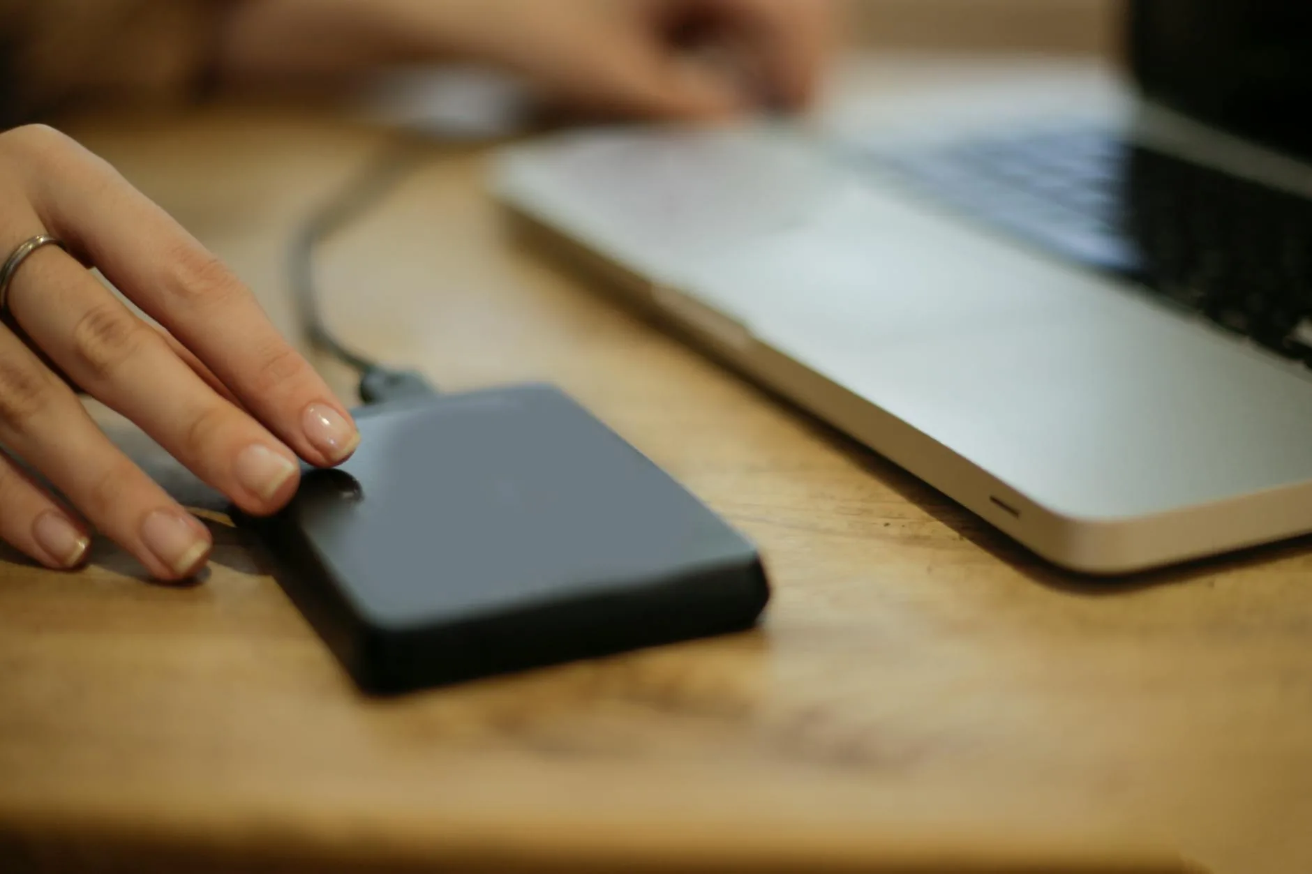 Podłączanie zewnętrznego dysku twardego do laptopa na biurku