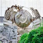 Radziecka rzeźba w Moskwie na tle zieleni, symbol epoki ZSRR