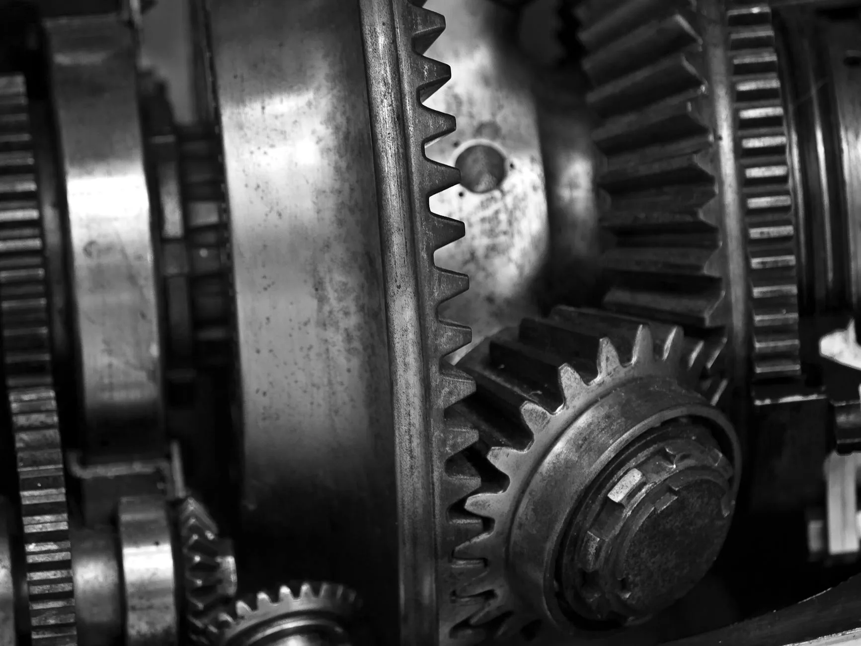 Zbliżenie na współpracujące metalowe koła zębate w silniku